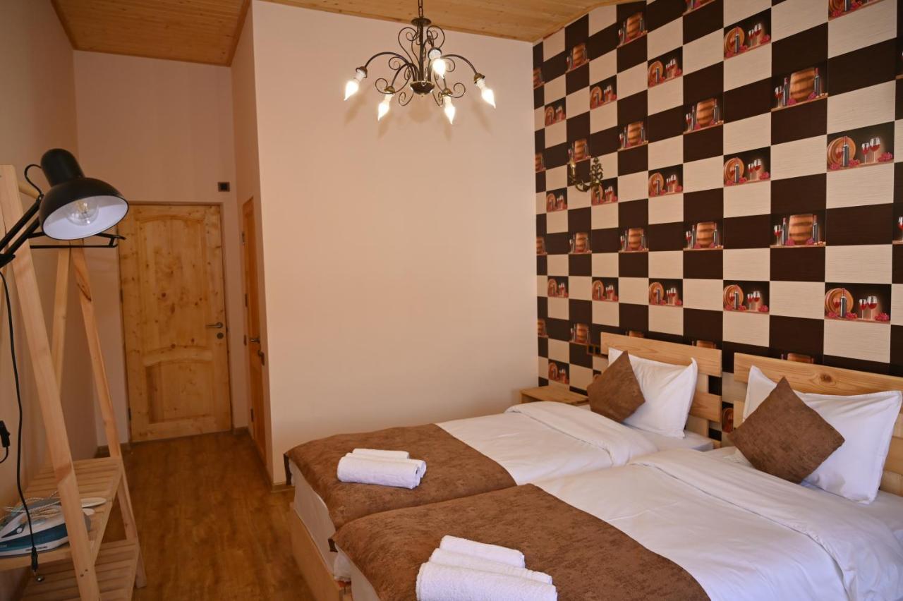 Berkri Gastro Yard & Guest House Yenokavan Ngoại thất bức ảnh