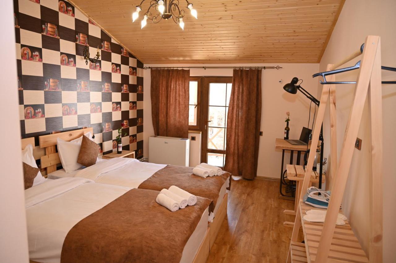Berkri Gastro Yard & Guest House Yenokavan Ngoại thất bức ảnh
