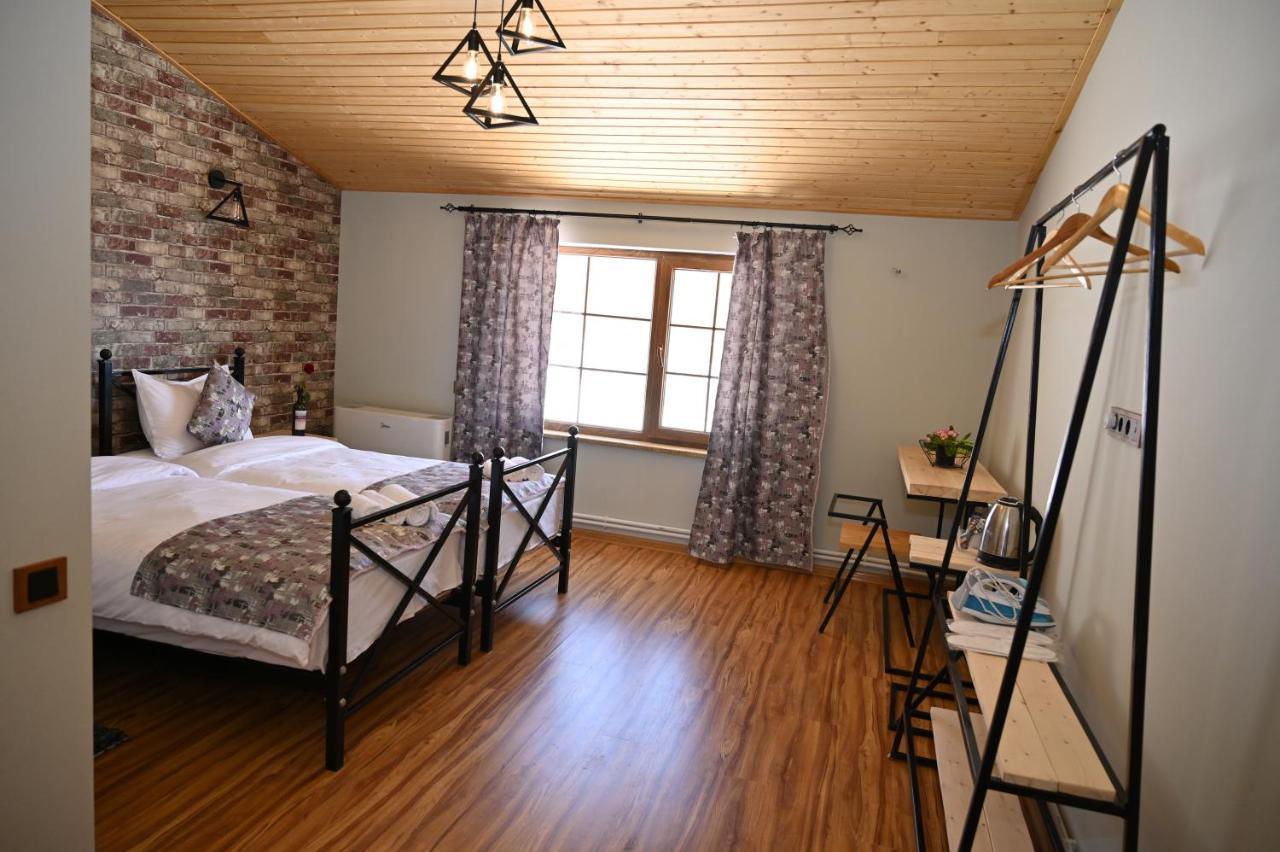 Berkri Gastro Yard & Guest House Yenokavan Ngoại thất bức ảnh