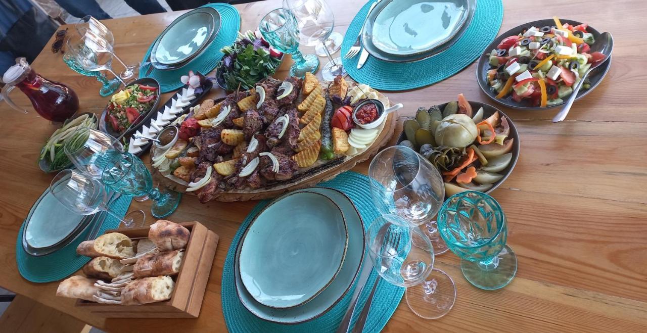 Berkri Gastro Yard & Guest House Yenokavan Ngoại thất bức ảnh