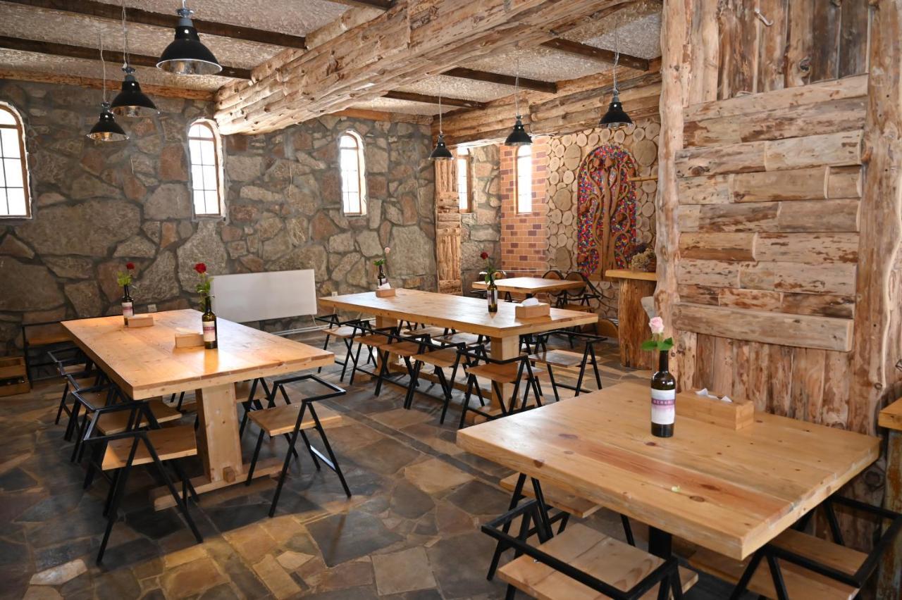 Berkri Gastro Yard & Guest House Yenokavan Ngoại thất bức ảnh
