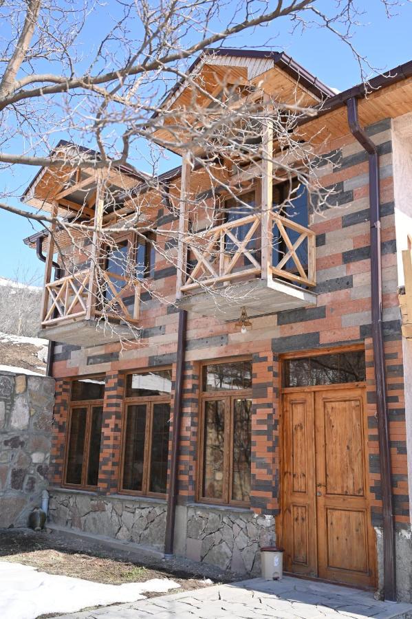 Berkri Gastro Yard & Guest House Yenokavan Ngoại thất bức ảnh