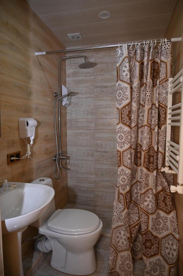 Berkri Gastro Yard & Guest House Yenokavan Ngoại thất bức ảnh