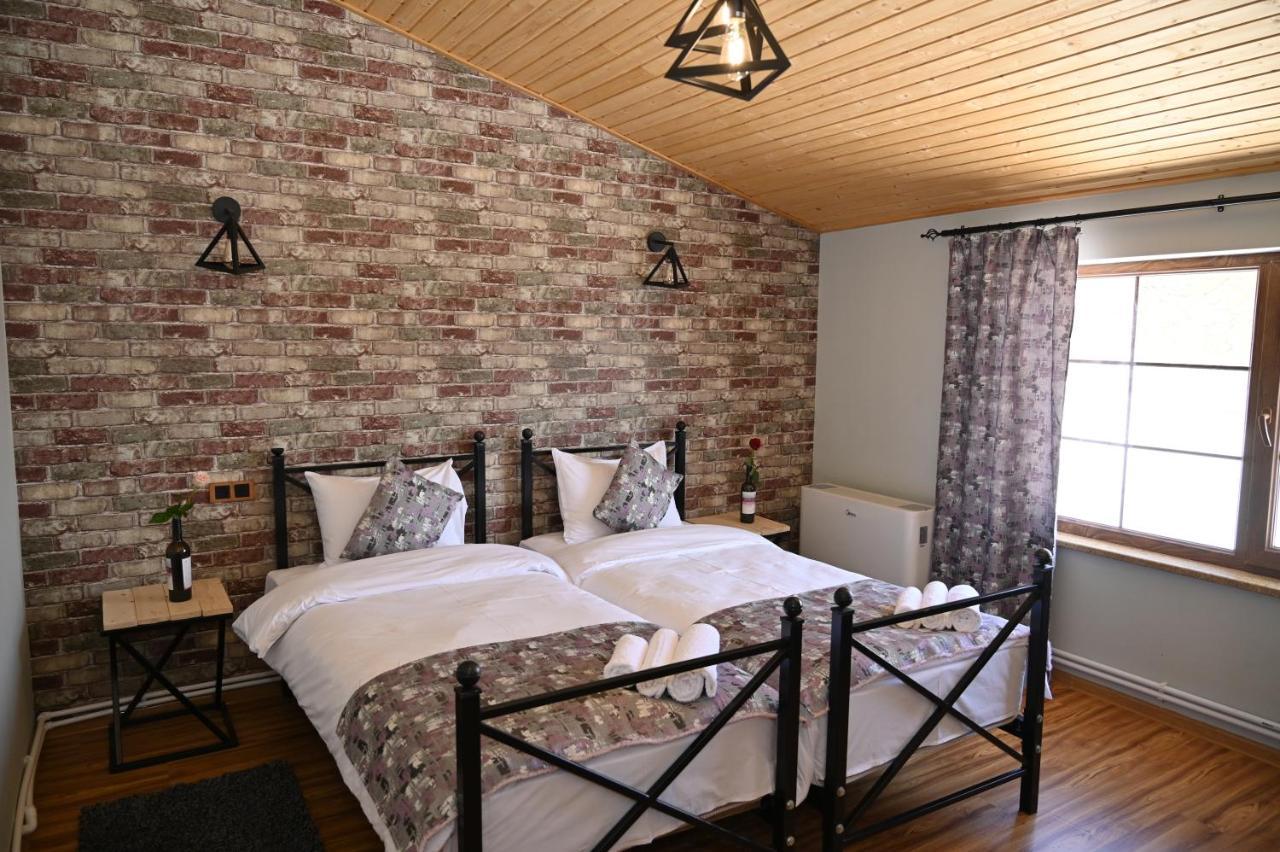 Berkri Gastro Yard & Guest House Yenokavan Ngoại thất bức ảnh