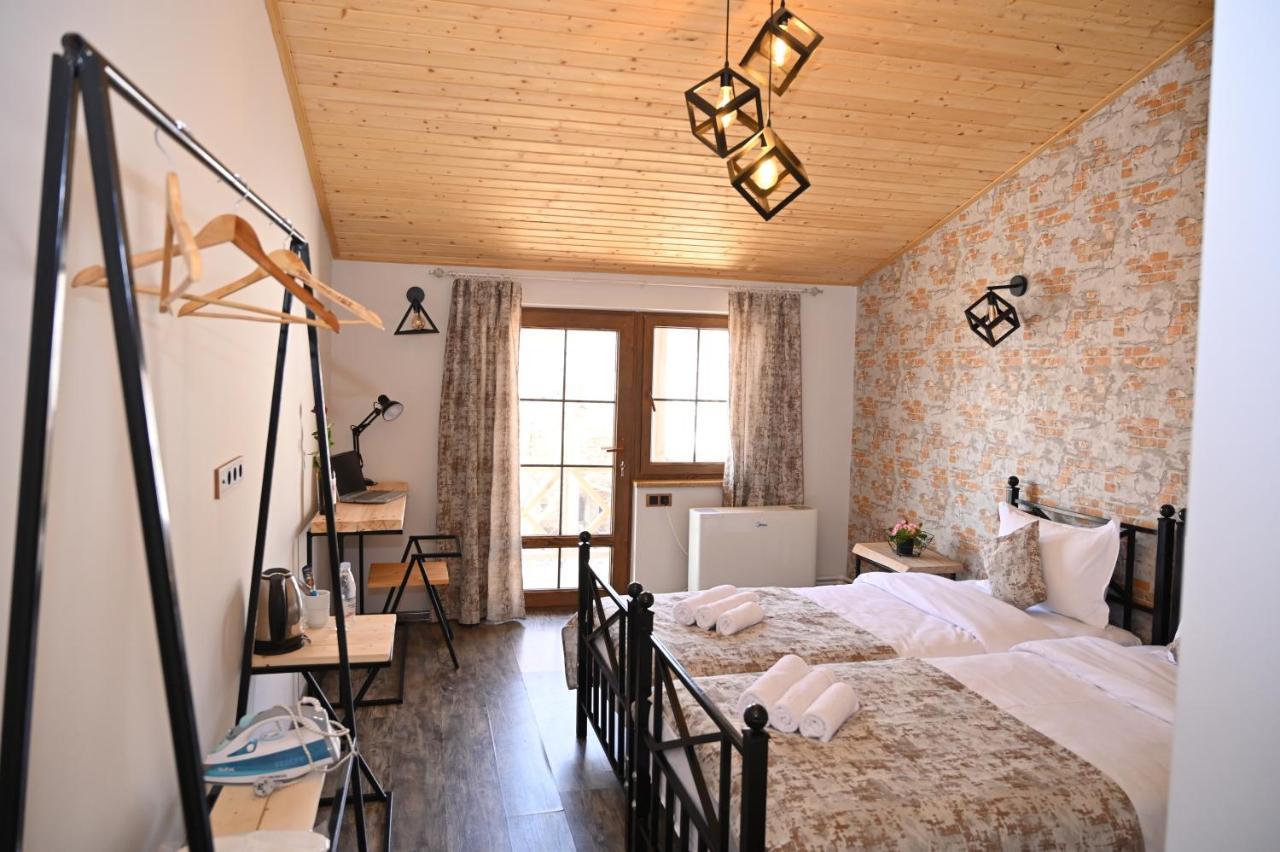 Berkri Gastro Yard & Guest House Yenokavan Ngoại thất bức ảnh