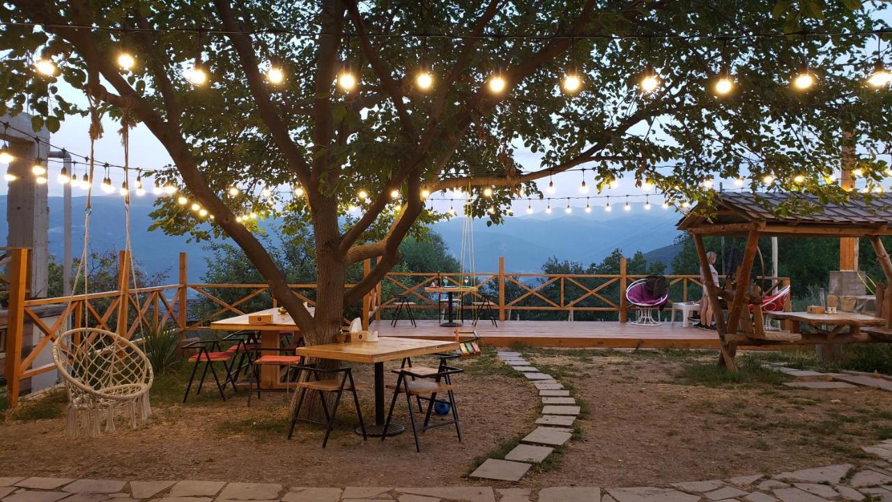Berkri Gastro Yard & Guest House Yenokavan Ngoại thất bức ảnh
