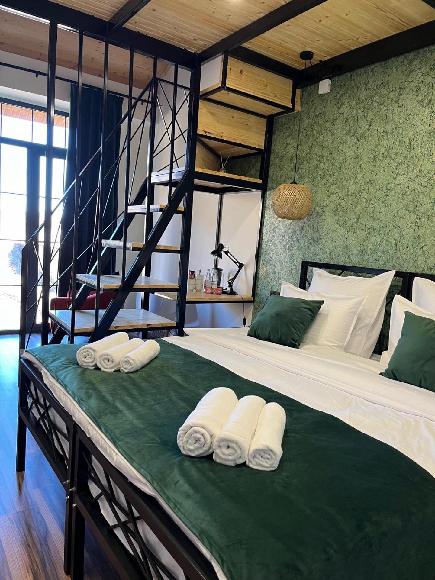 Berkri Gastro Yard & Guest House Yenokavan Ngoại thất bức ảnh