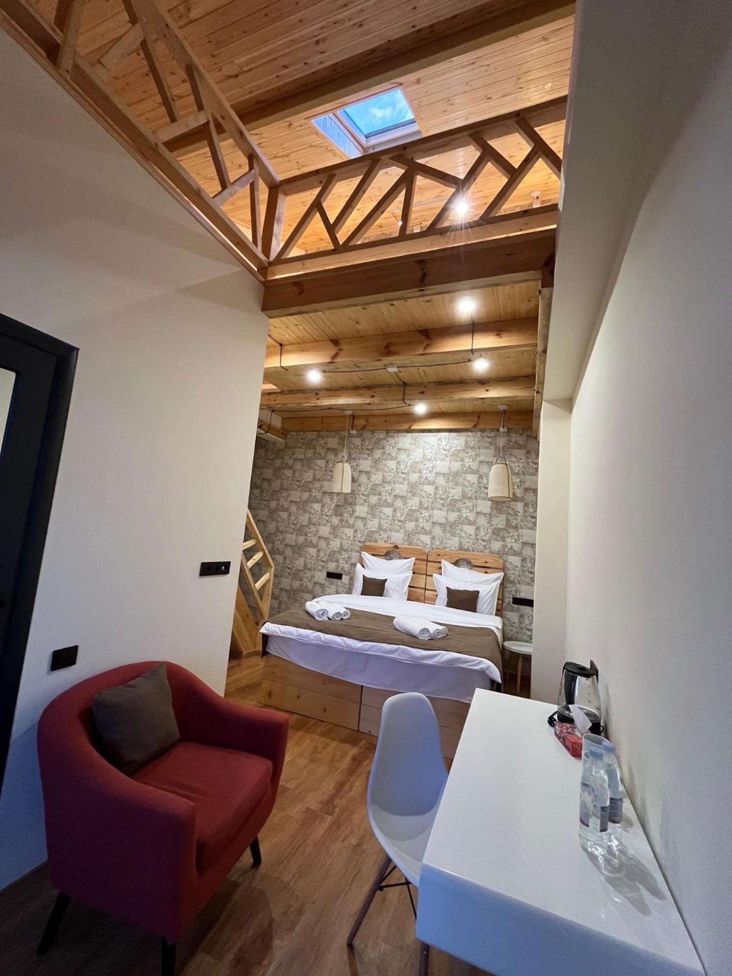Berkri Gastro Yard & Guest House Yenokavan Ngoại thất bức ảnh