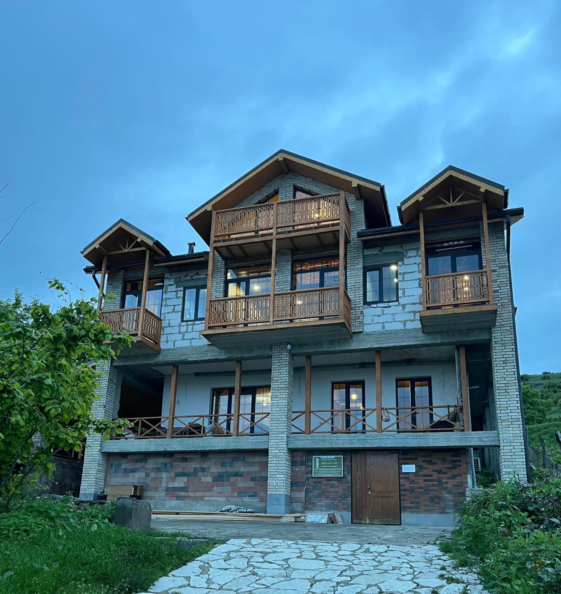 Berkri Gastro Yard & Guest House Yenokavan Ngoại thất bức ảnh