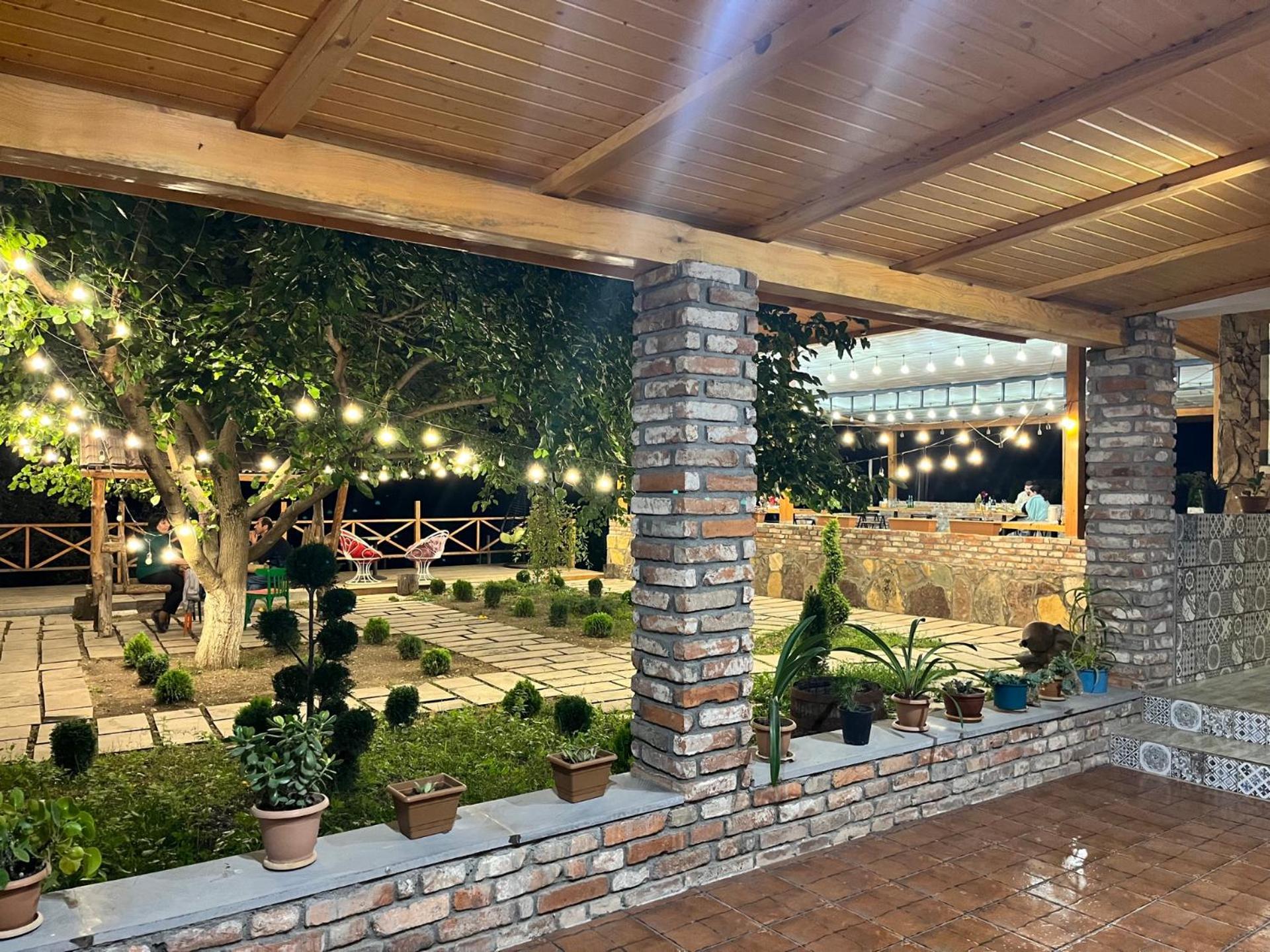 Berkri Gastro Yard & Guest House Yenokavan Ngoại thất bức ảnh