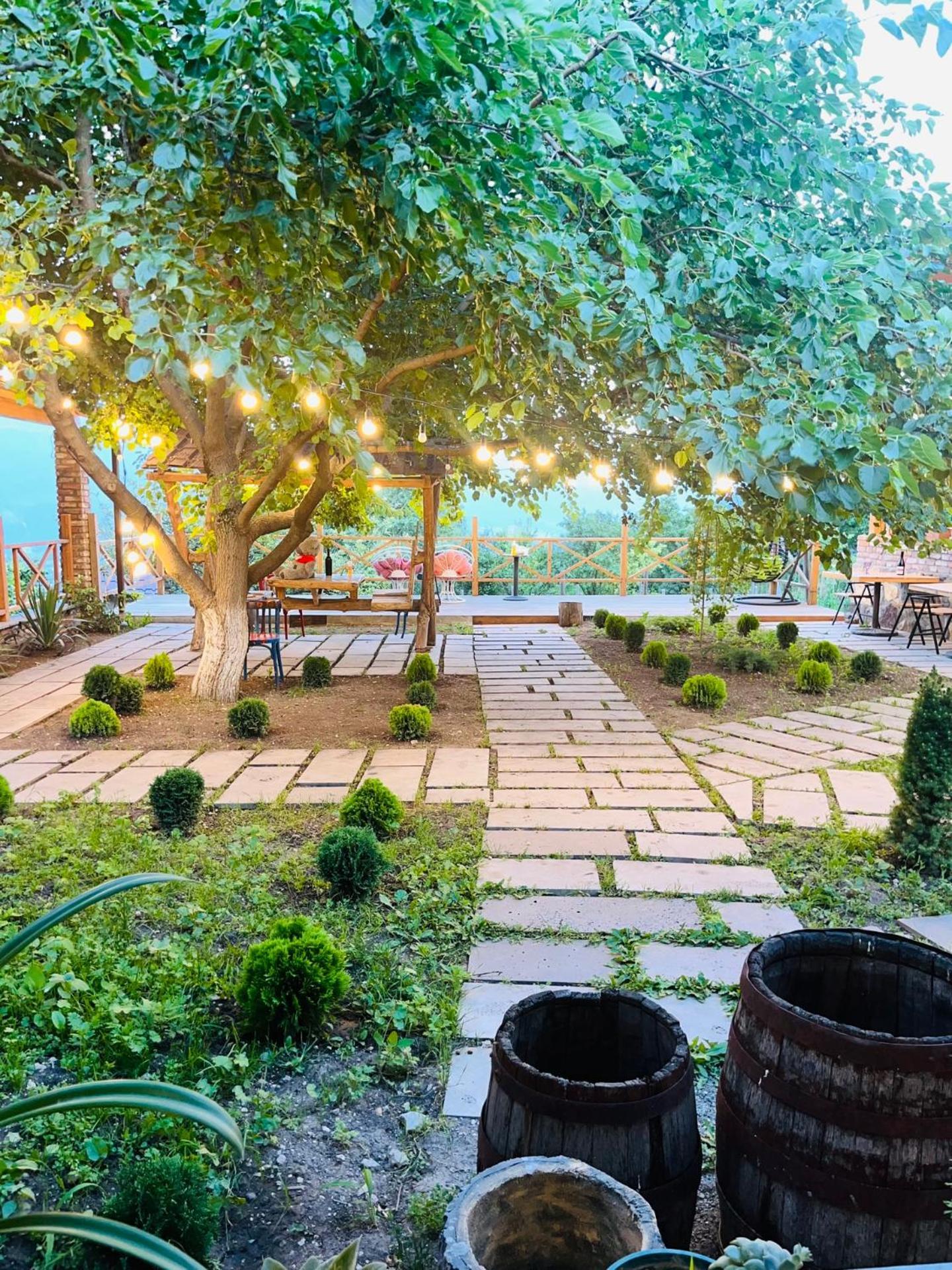 Berkri Gastro Yard & Guest House Yenokavan Ngoại thất bức ảnh